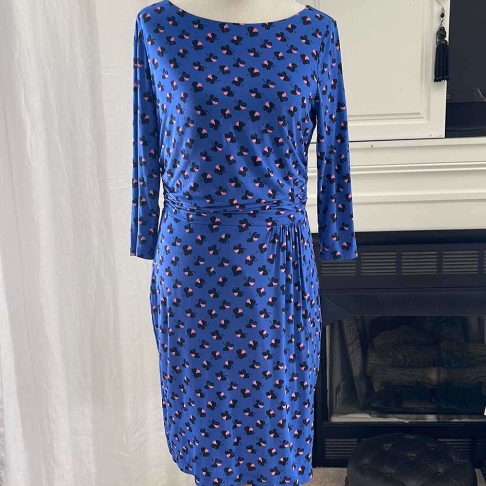 Boden soft flower patterned jersey dress. Lined, crew neck, cinched waist.